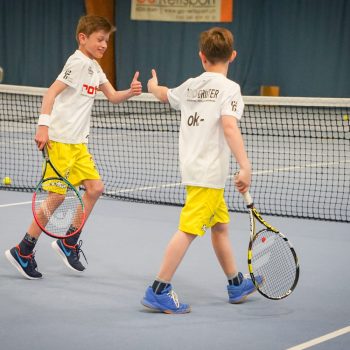 zwei Jungs spielen Tennis
