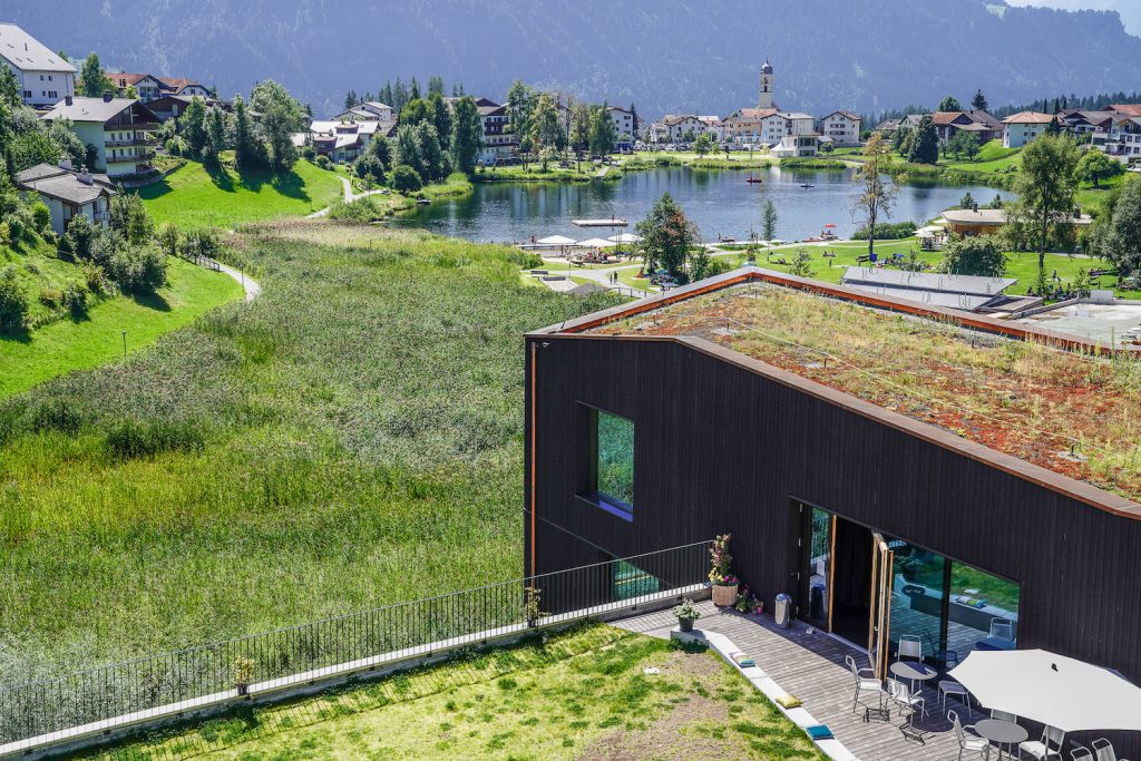 A five-star wellness holiday in a youth hostel? Those two things can go hand in hand! And the new WellnessHostel 3000 in Laax makes it possible.
