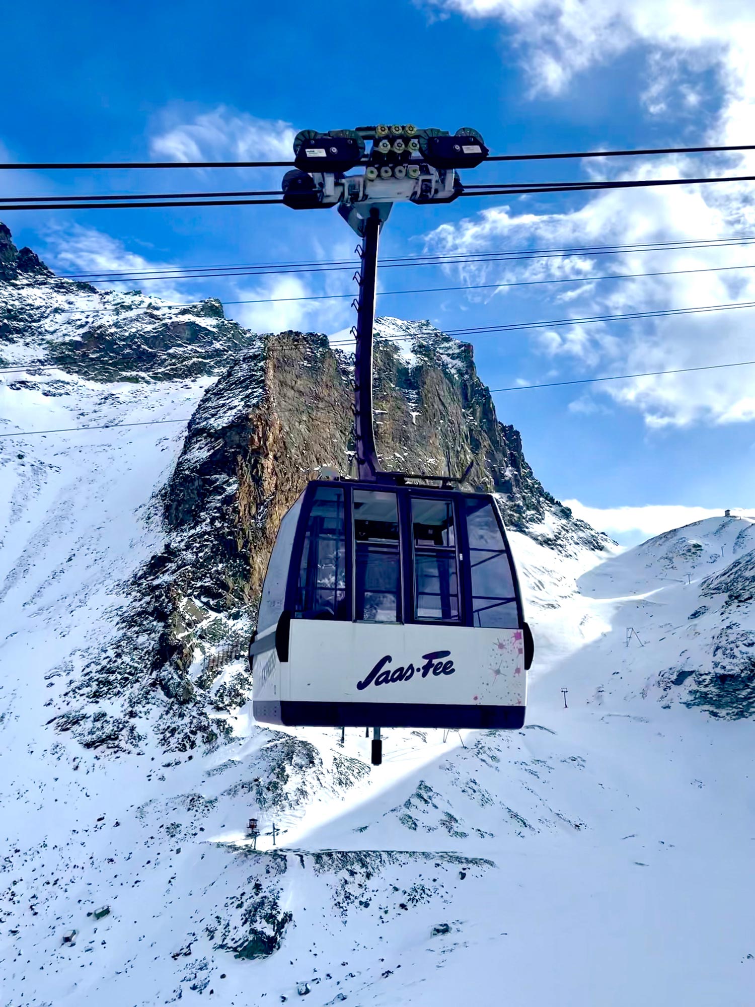 Alpin Express Gondel verschneite Berge im Hintergrund