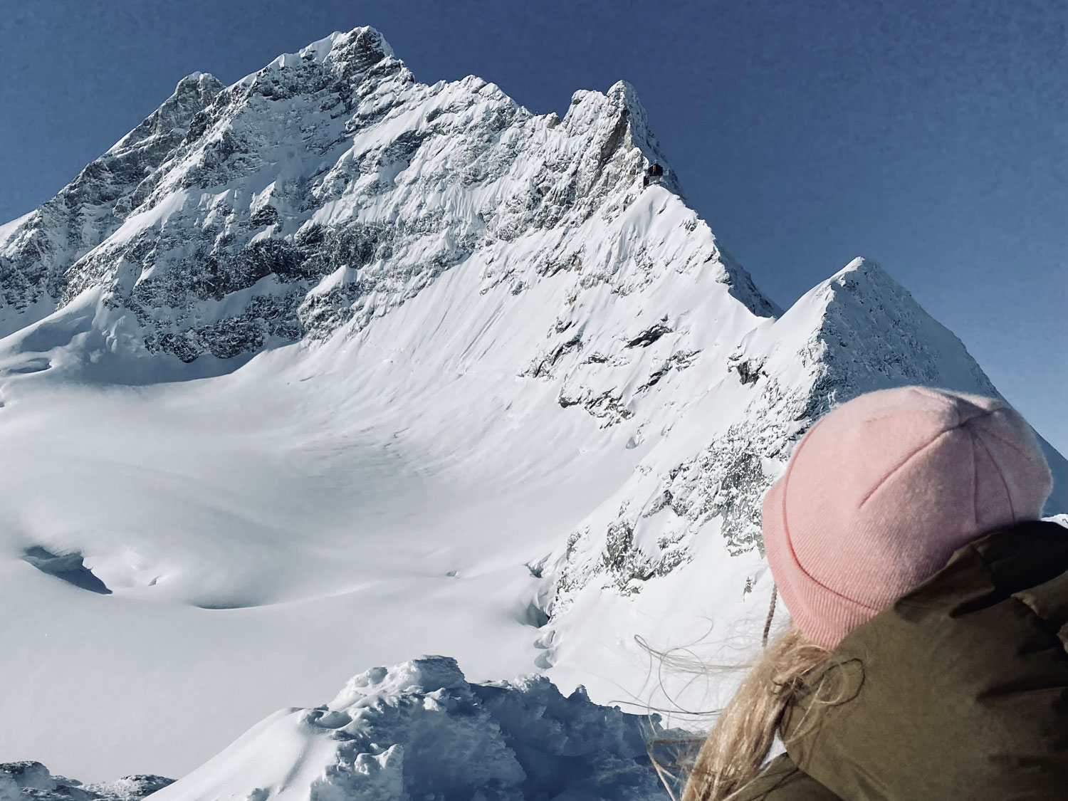 Frau schaut auf die Bergspitze vom Jungfrau.