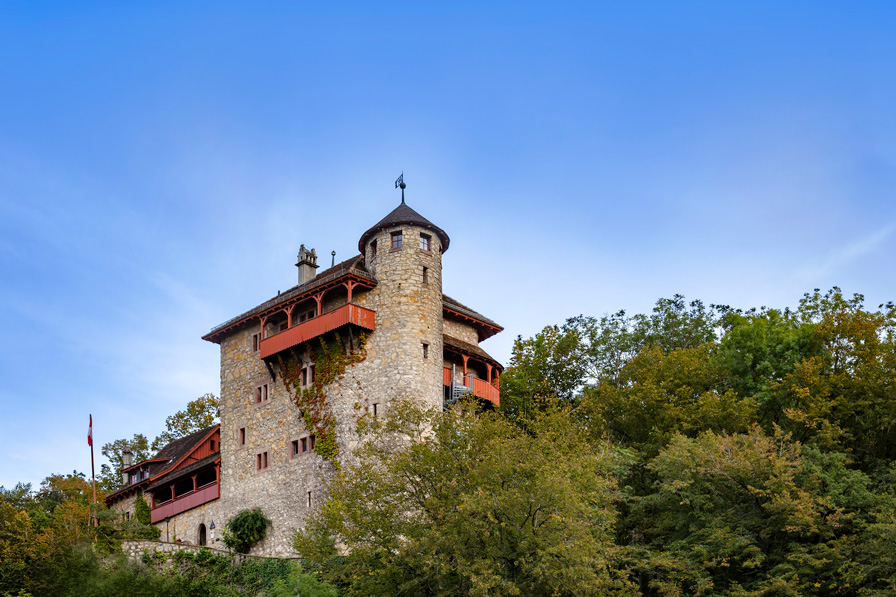 Le château se dresse sur son rocher depuis 800 ans et a accueilli les hôtes les plus divers. Toi aussi prochainement?