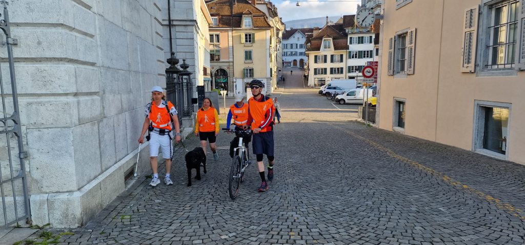 Wiitblick – eine Aktion für seebehinderte Läufer*innen. Sie laufen einmal quer durch die Schweiz mit Übernachtung in den Schweizer Jugendherbergen
